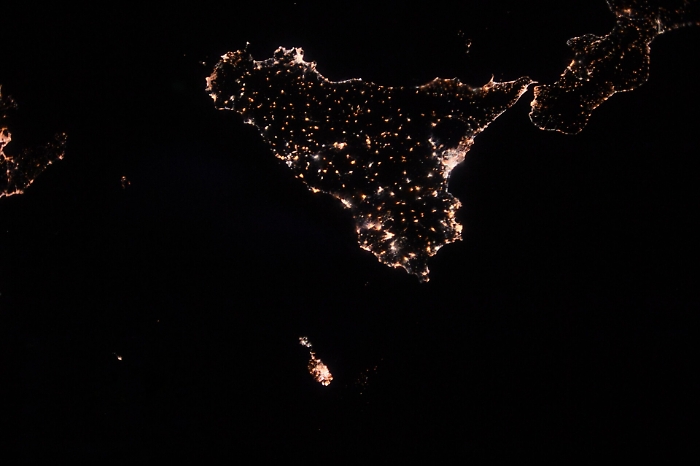 La Sicilia di notte vista dall'Iss: la foto da urlo di Bob Behnken