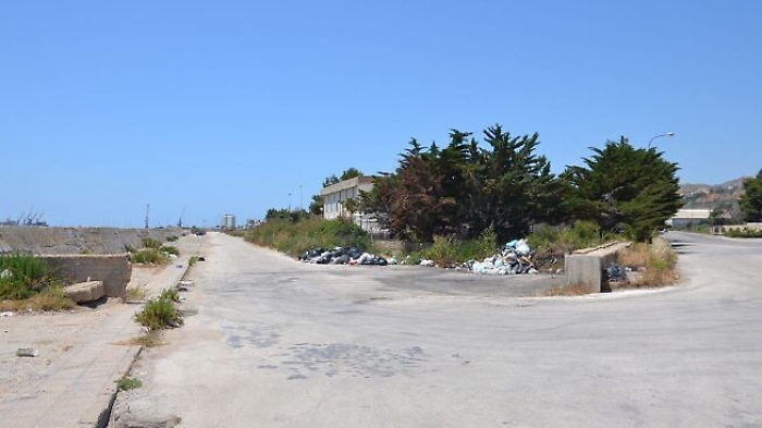 Migranti, con un barchino sbarca un'intera famiglia al Caos