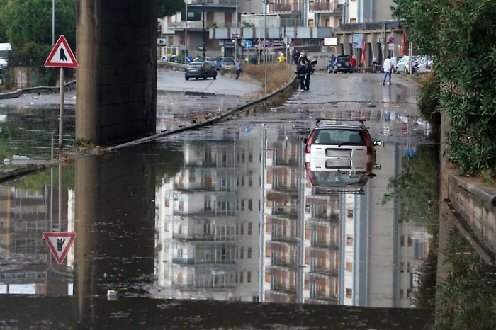 Nubifragio a Palermo, sub dei pompieri salvano donna che rischiava di annegare