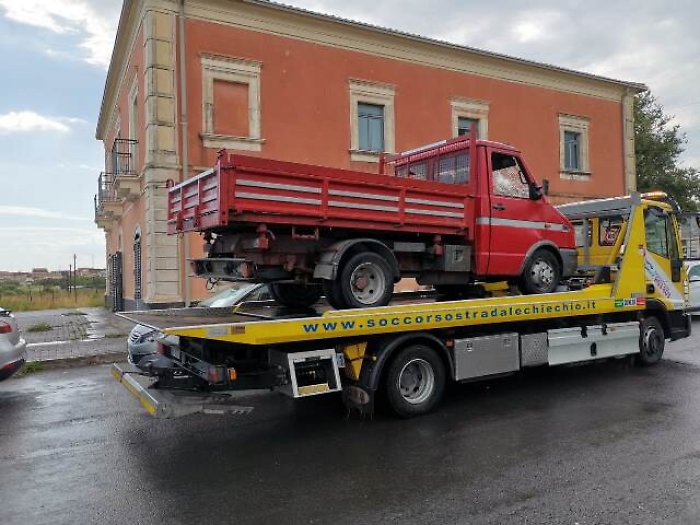 Rubava sabbia dall'Oasi del Simeto, martellate al camion per evitare sequestro