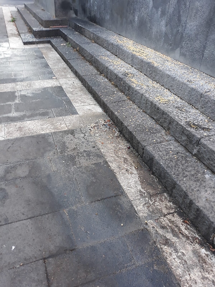 Catania: ogni giorno questo schifo  sui gradini del Cristo Re