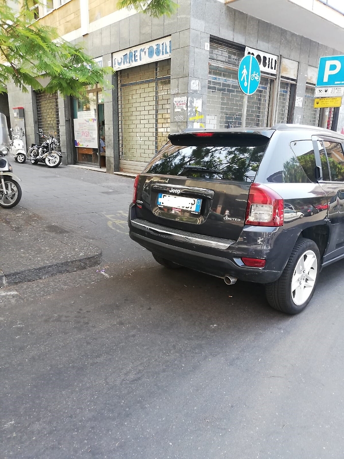 Catania: "Alla faccia dei disabili e della pista ciclabile"