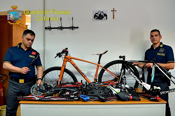 Fiumefreddo, componenti per le bici da corsa taroccati: denunciato imprenditore