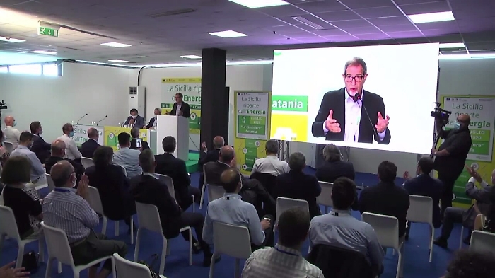 Musumeci: «L'80% dei dipendenti della Regione si gratta la pancia dalla mattina alla sera»