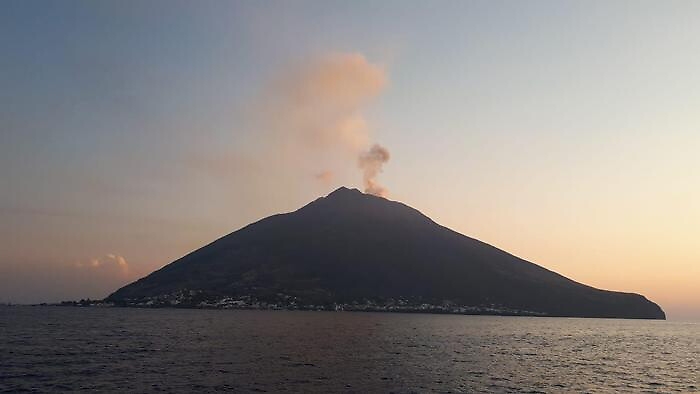 Stromboli, due forti esplosioni e boati sul cratere: sull'isola torna la paura ma niente danni
