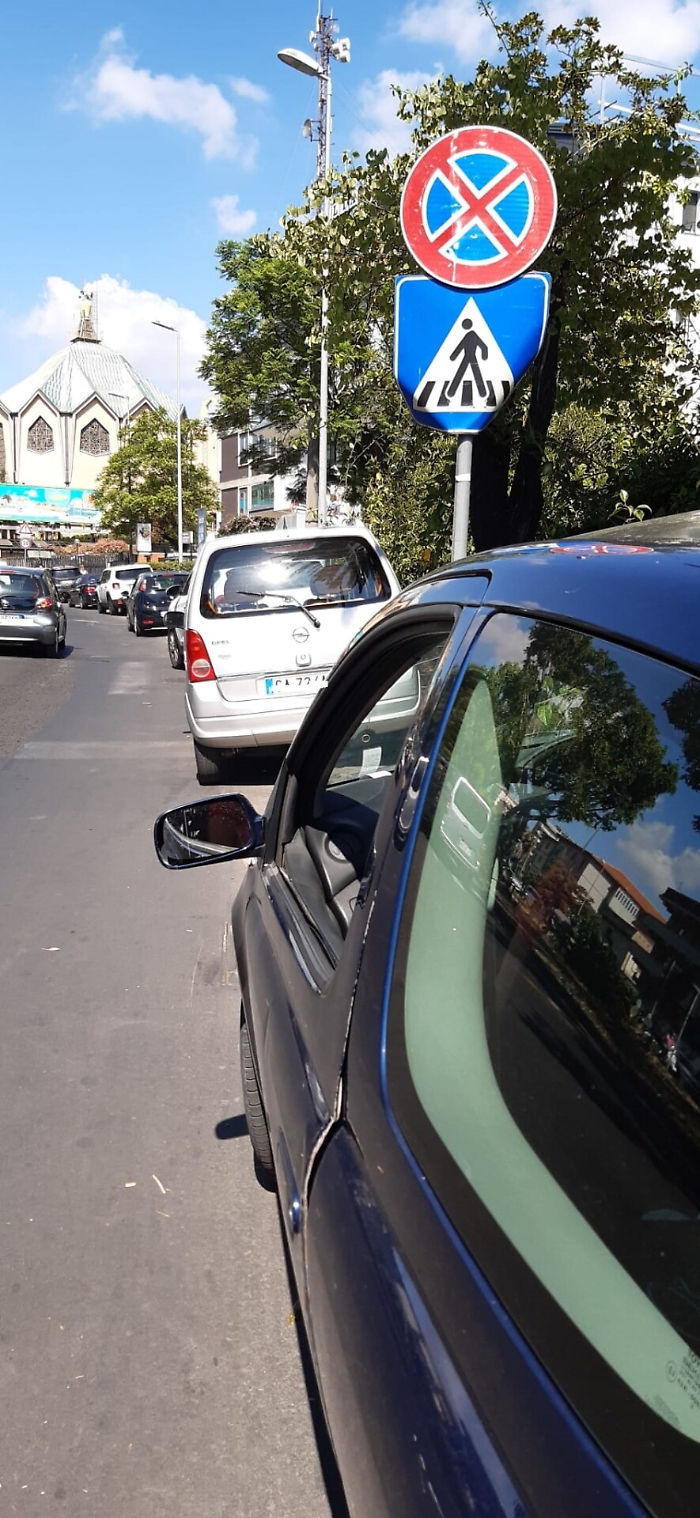 Catania, v.le O. da Pordenone: marciapiede inutilizzabile per i pedoni