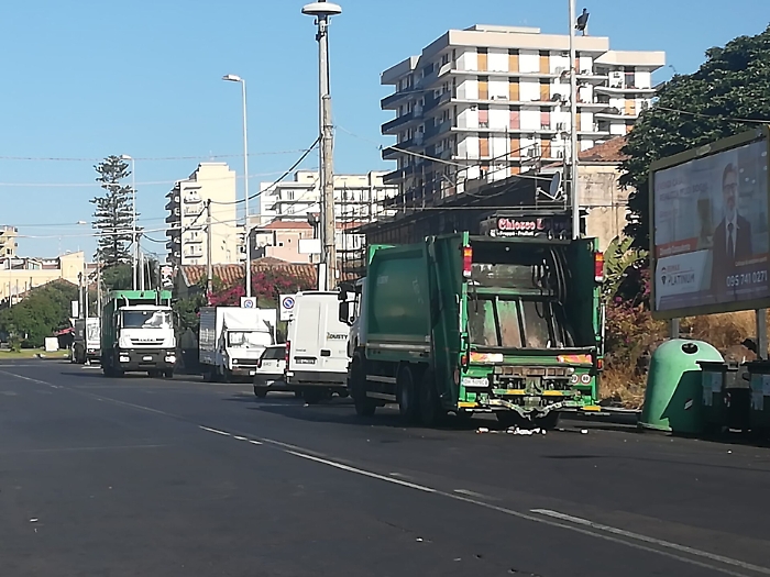 Catania, via del Rotolo: autocompattatore lascia i rifiuti per terra