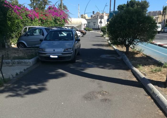 Catania, viale Artale Alagona: veicolo in sosta su area pedonale