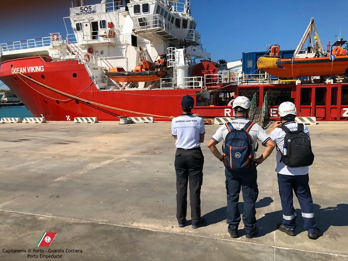 «Non è sicura», la Guardia costiera ferma la Ocean Viking