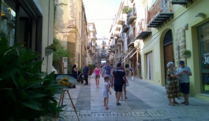 Scatta nel fine settimana in centro storico l’area pedonale urbana
