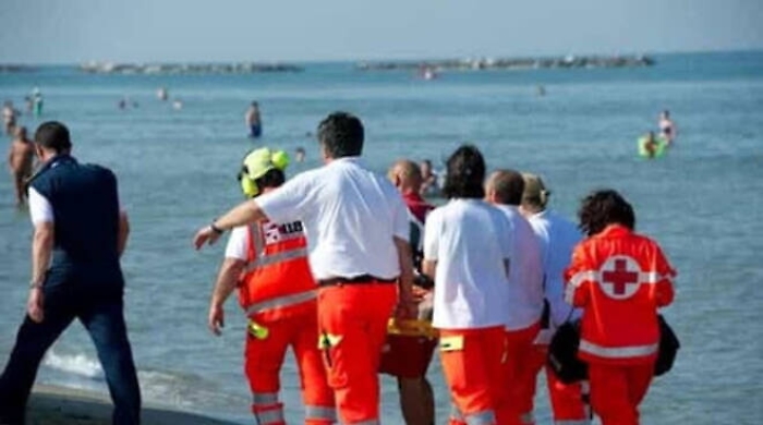 Palermo, 76enne ha un malore in spiaggia a Mondello e muore