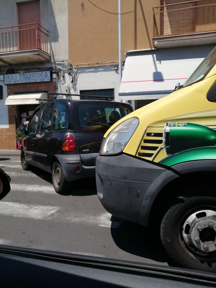 Catania: via Messina parcheggio in seconda fila e ambulanti vari