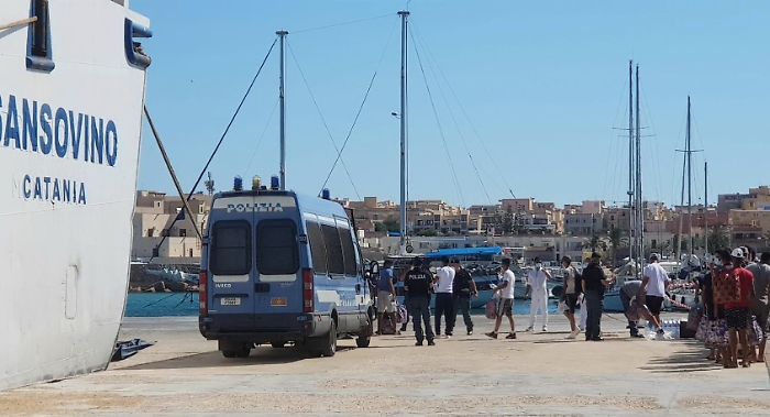 Migranti: ancora sbarchi in Sicilia, nuovo bando per nave-quarantena