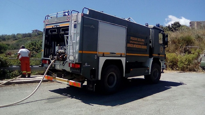 Messina, autista forestale cade con l'autobotte in un dirupo e muore