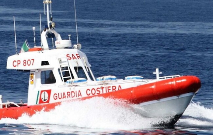 Marsala, lido abusivo allo "Stagnone": sequestrati lettini e ombrelloni