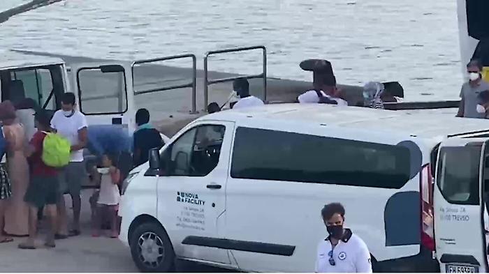 Lampedusa, bruciato il furgone per i trasferimenti dei migranti