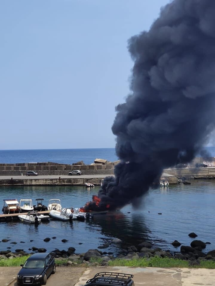 S. M. la Scala,  brucia gommone nel porticciolo