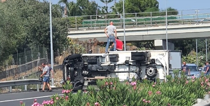 Catania, tir si ribalta sulla Tangenziale e rallenta il traffico