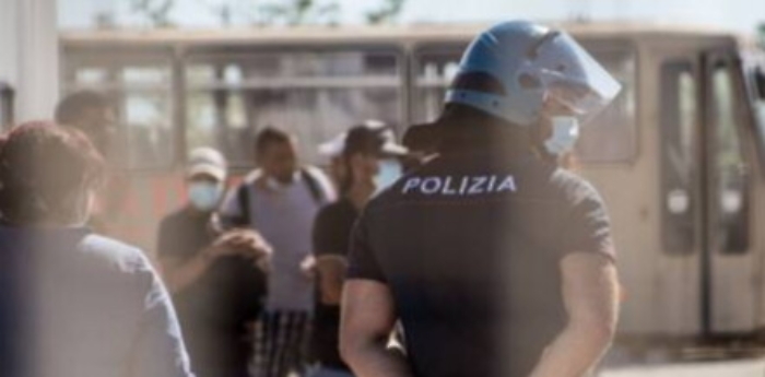 Marsala, migranti tentano fuga da Centro: poliziotto resta ferito