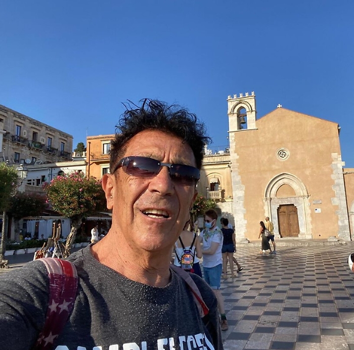 Edoardo Bennato a Taormina per i 40 anni di “Sono solo canzonette”: e intanto posta un selfie