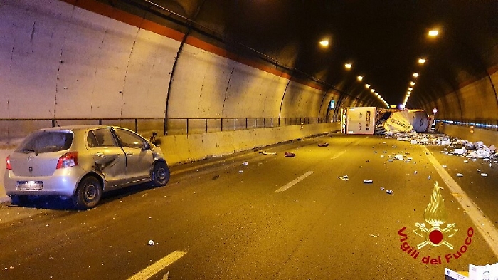 Autostrada Catania-Siracusa chiusa per un Tir ribaltato in galleria: tempi lunghi per riapertura
