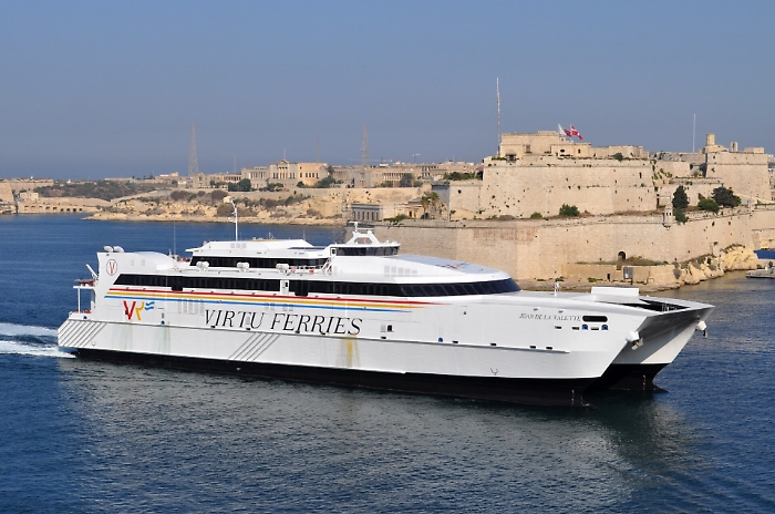 Pozzallo, il catamarano del mattino da Malta senza controlli, quello della sera sì