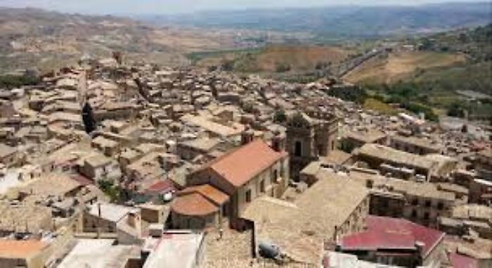 Donna trovata morta a Caltagirone, il marito in stato confusionale