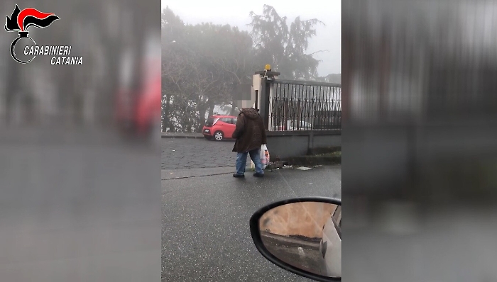 Uno degli "invalidi" al rientro dalla spesa