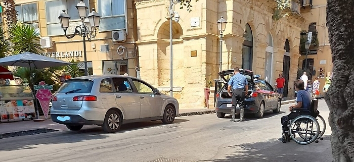 Agrigento, posteggia dinanzi lo scivolo per i disabili, multata