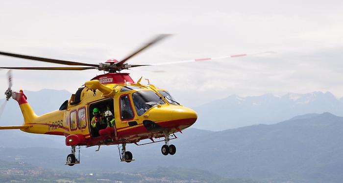 Partorisce a Lipari prima dell'arrivo dell'elisoccorso