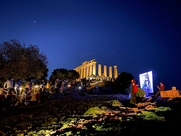 Alba di visite e teatro nella Valle dei Templi: spettatori "folgorati"