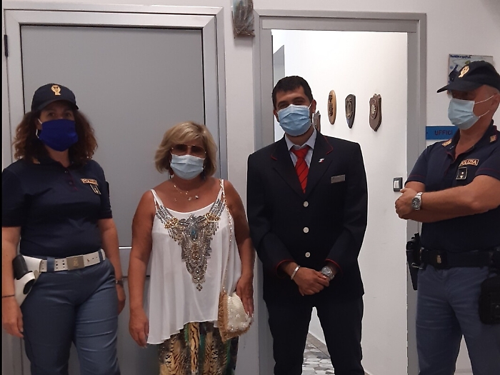 Turista dimentica borsello sul treno con 5000 euro: capotreno lo restituisce