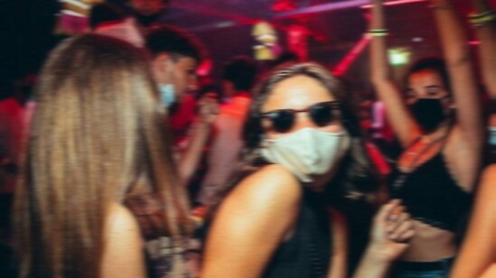 A Vulcano i carabinieri chiudono una discoteca per assembramento