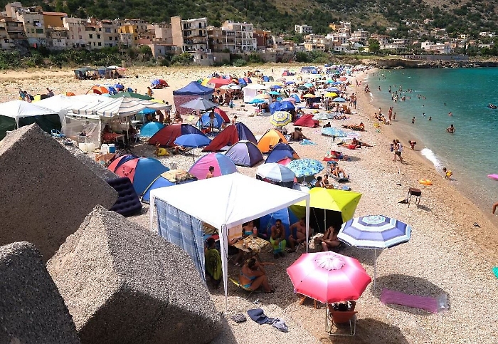 La cronista presa a pugni perché filmava lo sgombero della tendopoli