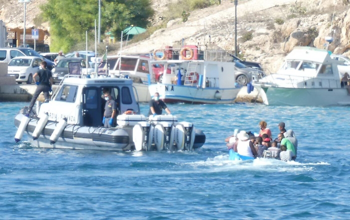Lampedusa, 19 sbarchi in 24 ore tra tentate fughe e l'hotspot che scoppia