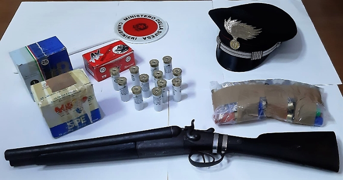Militello, ruba il tablet al tecnico del gas e i carabinieri gli trovano anche un fucile