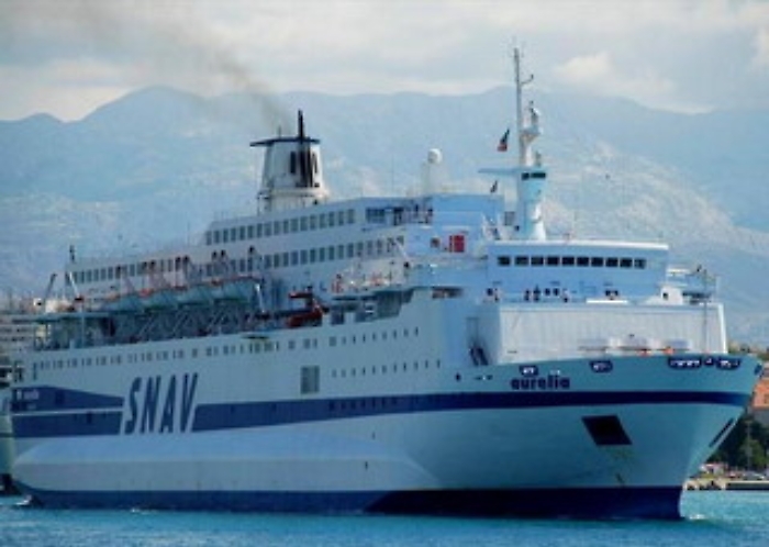 Migranti, nave quarantena "Aurelia" verso Lampedusa