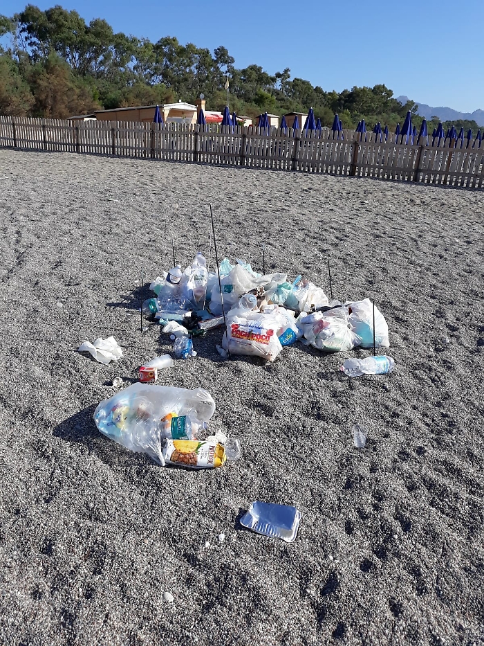 Marina di Cottone (CT): rifiuti in spiaggia a tre giorni dal ferragosto