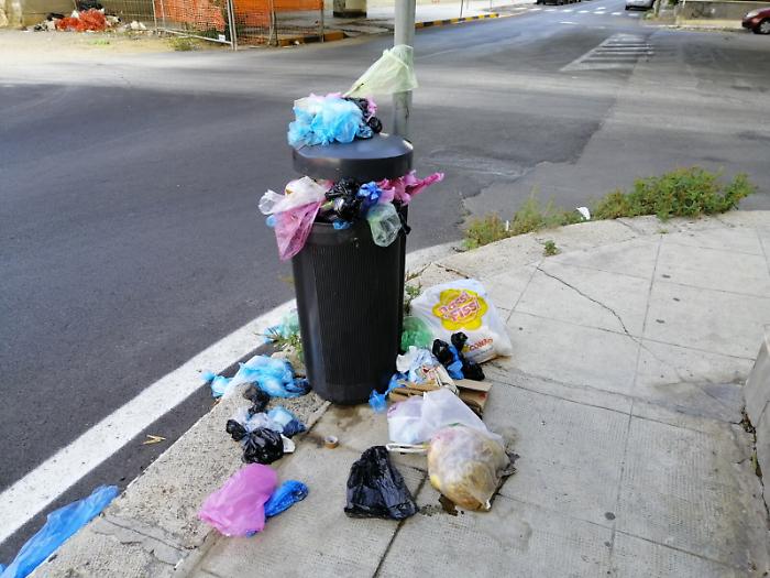 Palermo, via M. Iblei: cestini per l'immondizia ricolmi da giorni