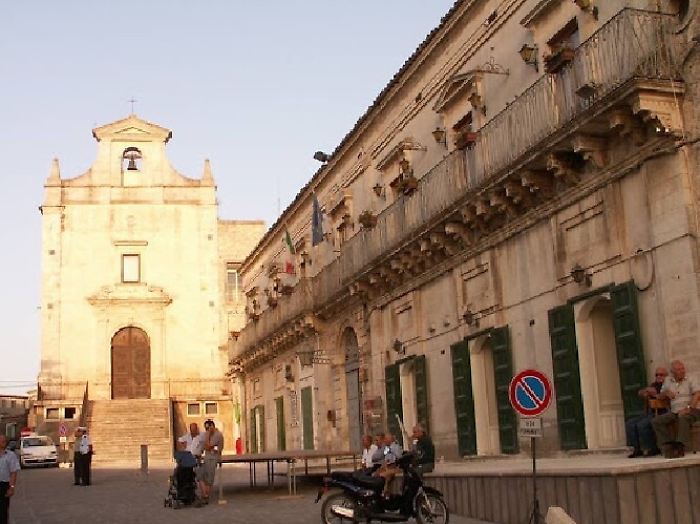 Monterosso Almo, il sindaco chiude il Comune: figlia di dipendente positiva al covid