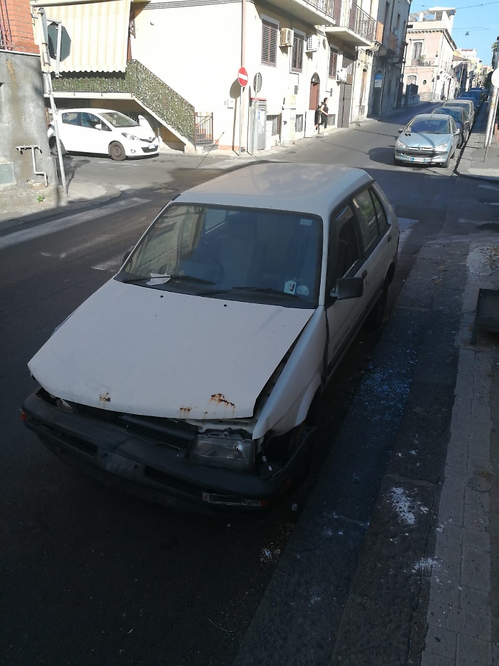 Catania: auto abbandonata sulle strisce da oltre due anni