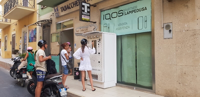 Il traghetto non arriva e Lampedusa resta...senza sigarette