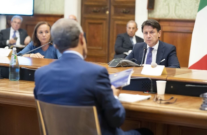 Emergenza migranti, Musumeci insoddisfatto dopo il vertice con Conte: «Ma Lampedusa sarà svuotata»