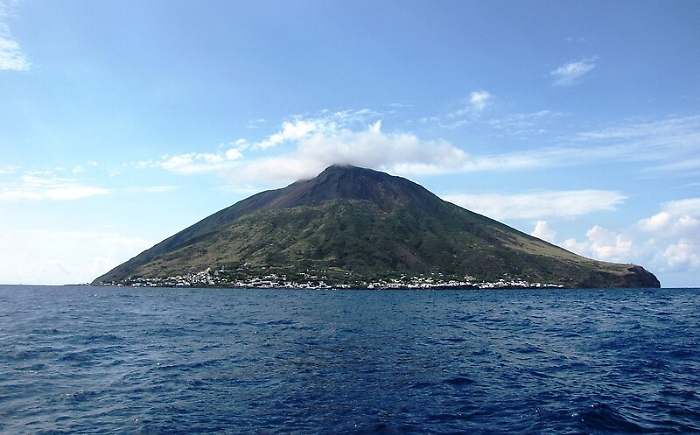 Stromboli, guide chiedono di poter scalare il vulcano fino a 400 m