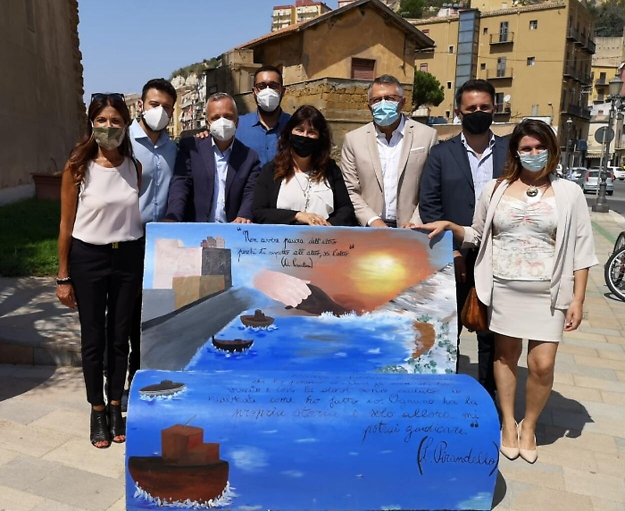 Porto Empedocle, sei panchine letterarie dedicate a Pirandello e a Camilleri
