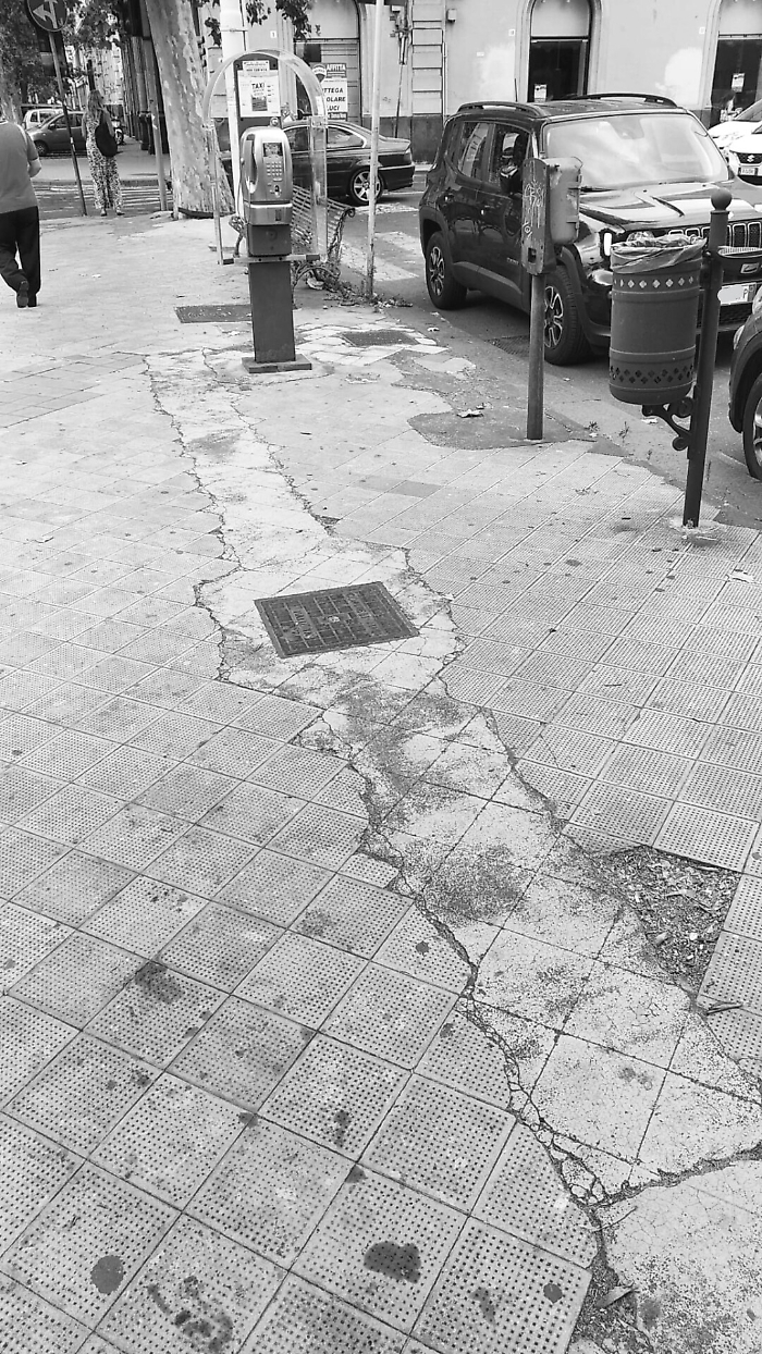 Catania: piazza G.Verga in abbandono