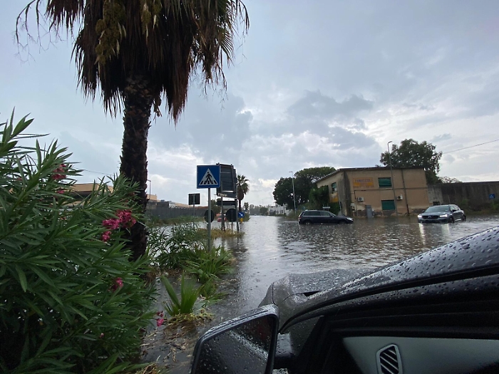 Temporale estivo su Catania e provincia, allagamenti e auto in panne