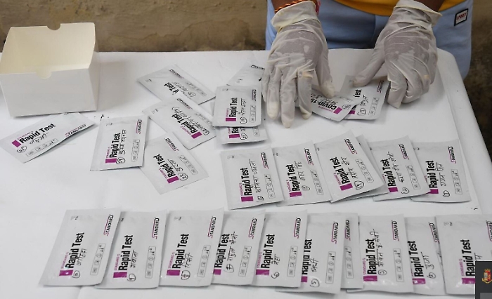 Razza: «In arrivo due milioni di tamponi rapidi, a scuola non si può aspettare 24 ore per un test»