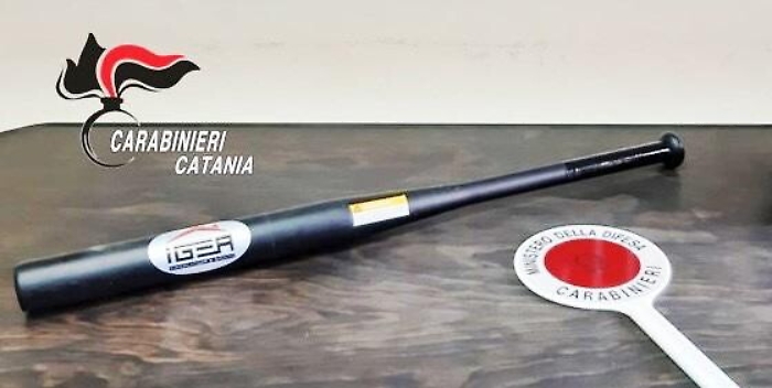 Giarre, va a casa della ex con una mazza e picchia i presenti: arrestato