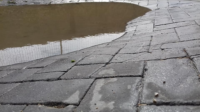 Naro, proteste per una buca sulla prima rampa della strada che conduce al vecchio duomo